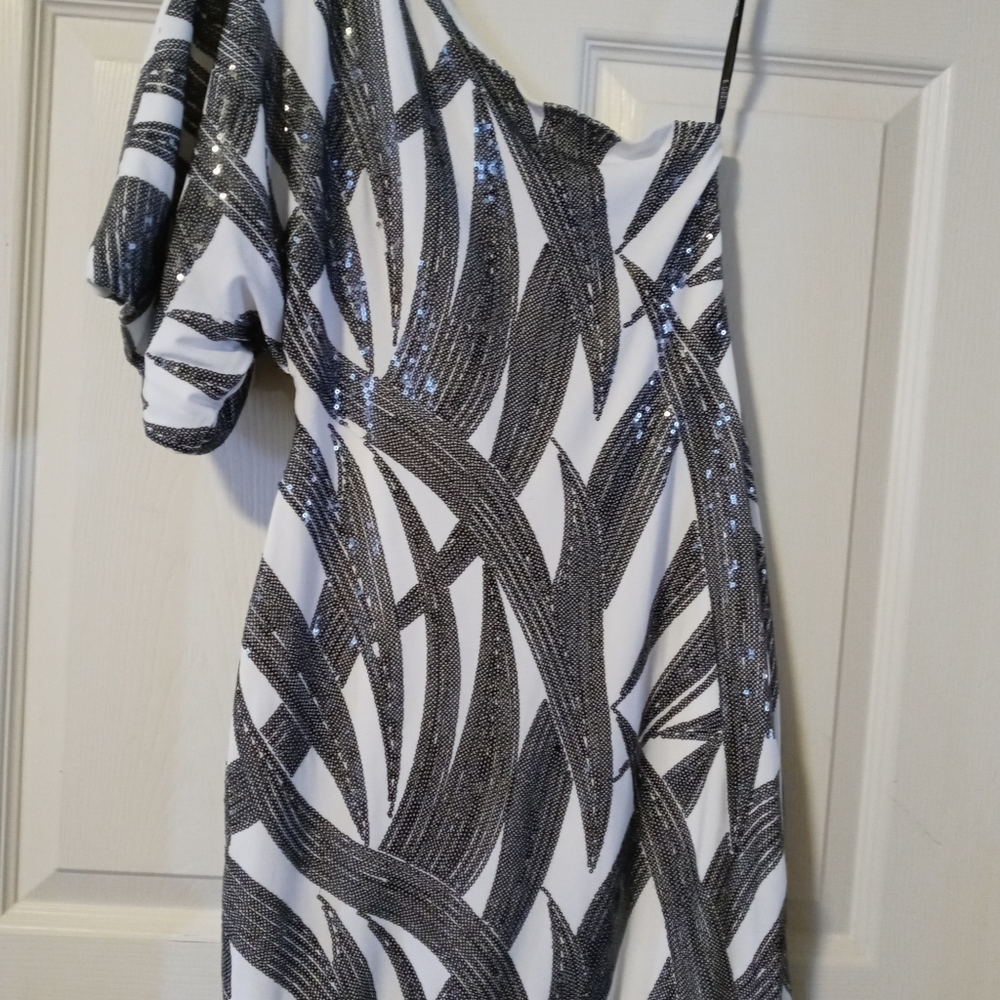 Dress - Picture 6 of 6